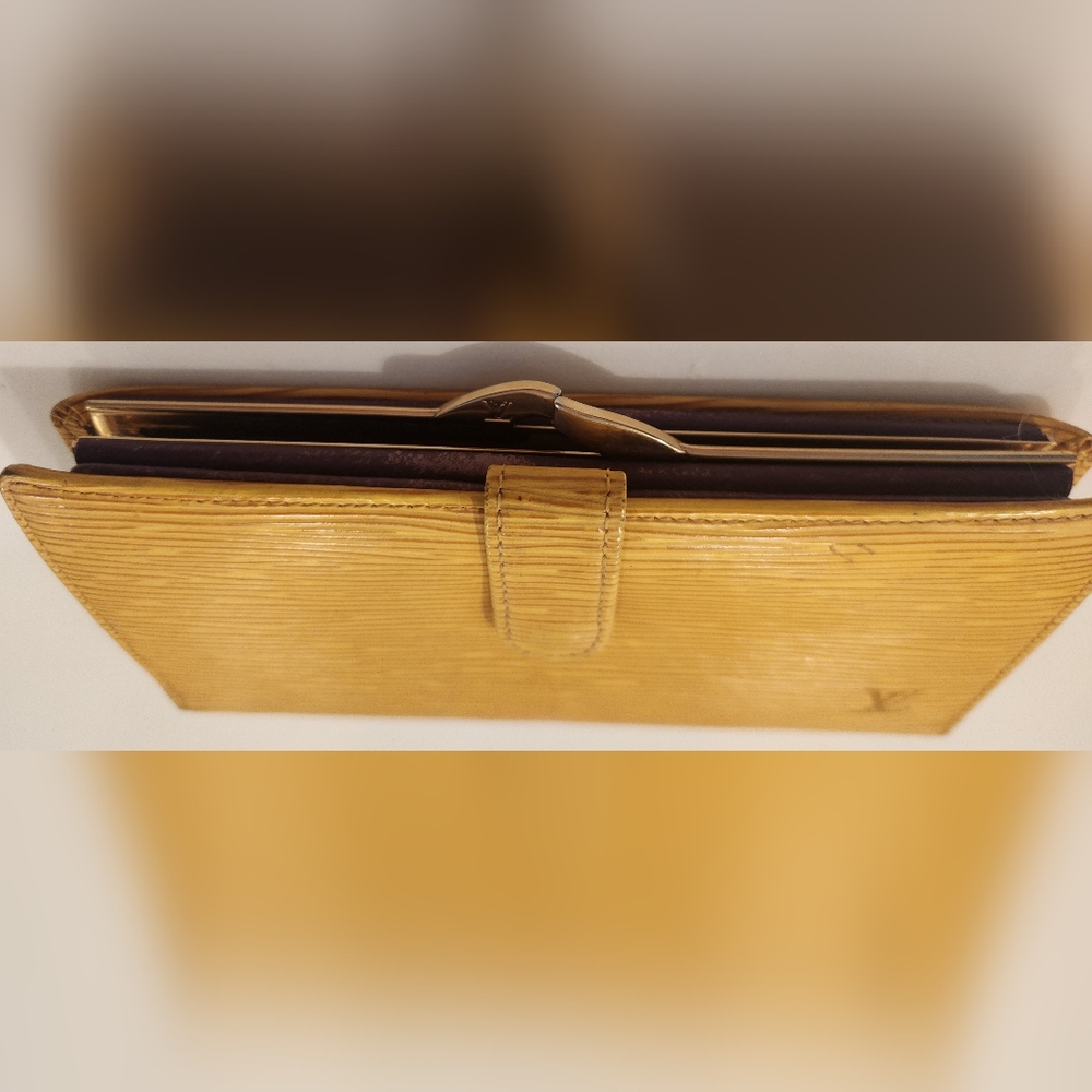 LV Kiss Lock EPI Wallet. Gorgeous Long Wallet In Striking Yellow And Purple! - Picture 4 of 13